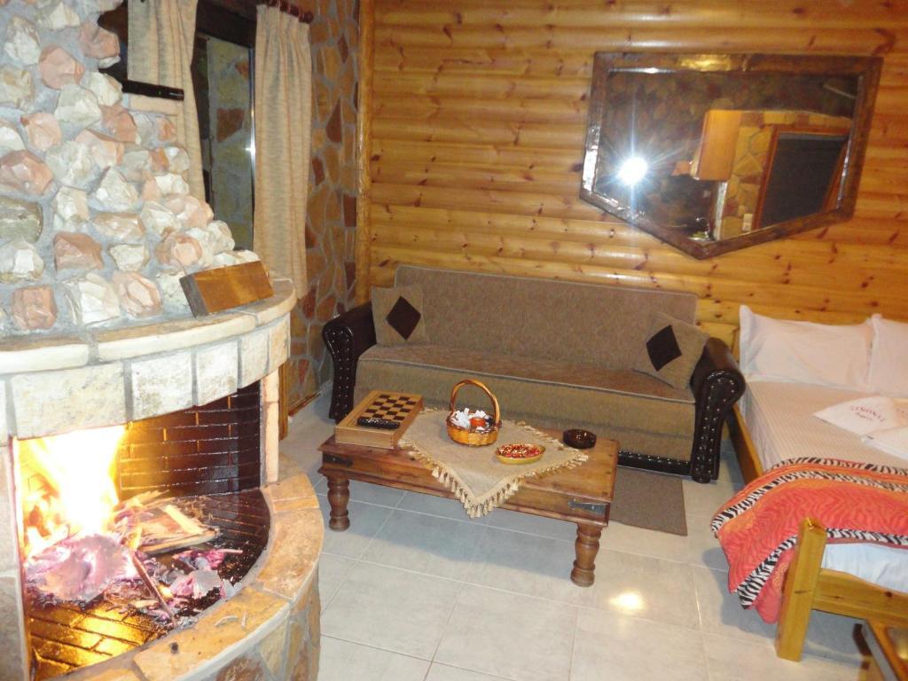 Faraggi Guesthouse Kalavryta Exterior photo